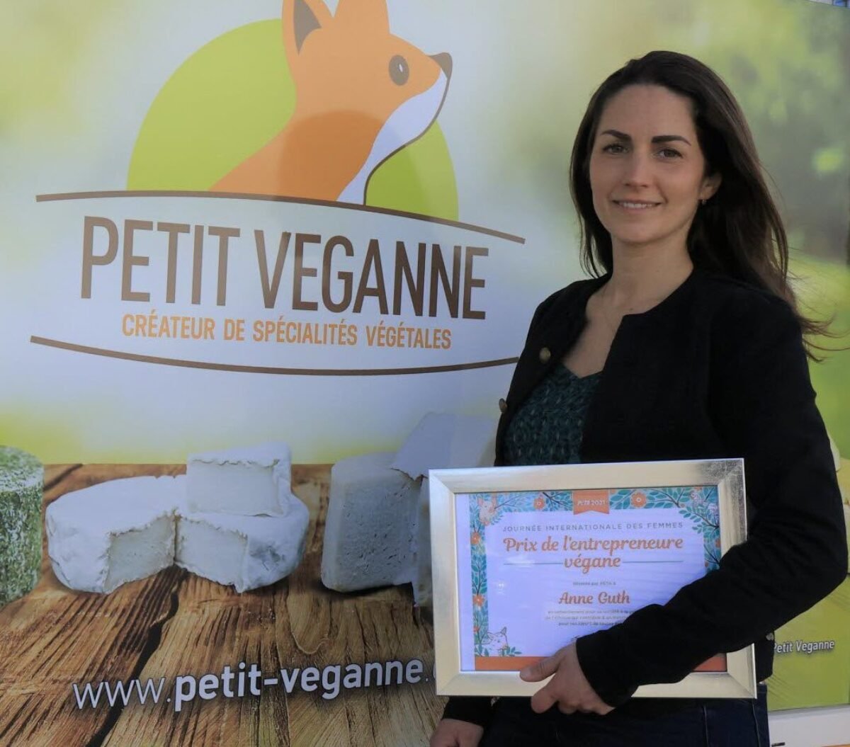 Anne Guth reçoit le Prix de l entrepreneure vegan