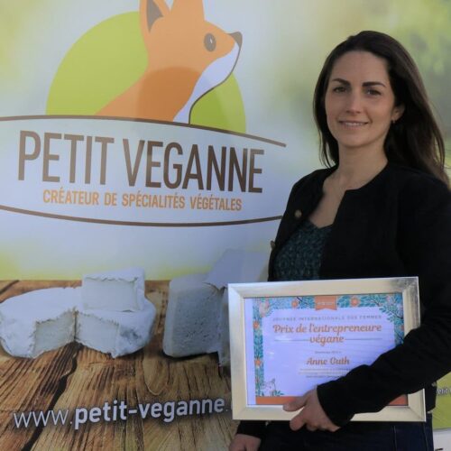 Anne Guth reçoit le Prix de l entrepreneure vegan